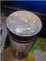 2.拿起杯蓋,下面另外也有用一層紙隔起來
