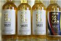 波本桶原酒系列，瓶身比較，左一為第三版4入組57%有中文字、左二第一版58.2%沒有中文字，左三第二版58.2%有中文字，最右第四版彩繪版57%沒有中文字