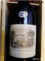 1999 Chateau Lafite Rothschild ，五大酒莊第一名非她莫屬，1999年的8月11日有日全蝕發生,因為這次的日全蝕是二十世紀的最後一次,Lafite 酒莊為了這個特別的天文現象,所以在瓶上原刻5箭LOGO的地方改成刻 1999 的字樣,並印上有日全蝕的日與月圖案~ Anticipated maturity: 2007-2030.