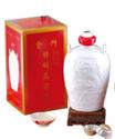 坛装金门特级高粱酒 产品分类：金门高粱酒普饮系列 价格：¥618.00 容量：1000mL 酒精度： 58度 产品特色：坛瓶酒品除具有传统瓷器古朴美感外，另因瓷瓶本身采用上好瓷土制作，