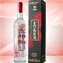 酒 度： 56% 統一售價 ： 人民幣688元 容 量： 0.75L 三年窖藏的金門高粱，孕化出極品口感，再以優長新瓶裝盛，紋以赤紅金龍，獨樹一幟的風格，餽贈氣派，乃是為知己而開的典藏珍