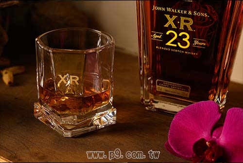 1215_JOHNNIEWALKER_3.jpg