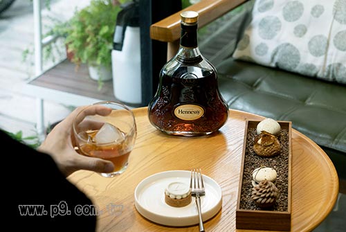 0915_hennessy_3.jpg