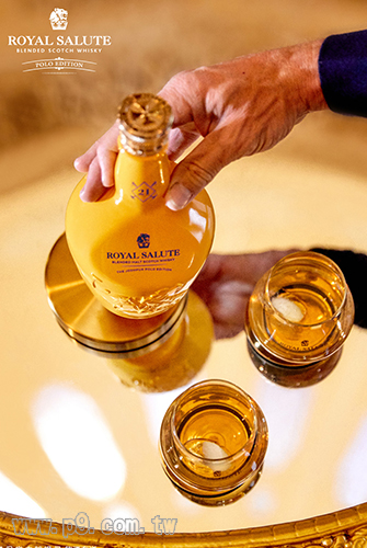 0601_royalsalute_3.jpg