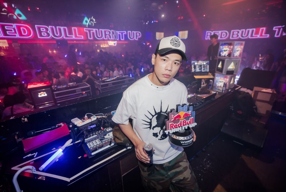 1006_經典金曲連發嗨翻全場！DJ PONY奪下Red Bull Turn It Up台灣大賽冠軍 逾800人湧入台中1.jpg