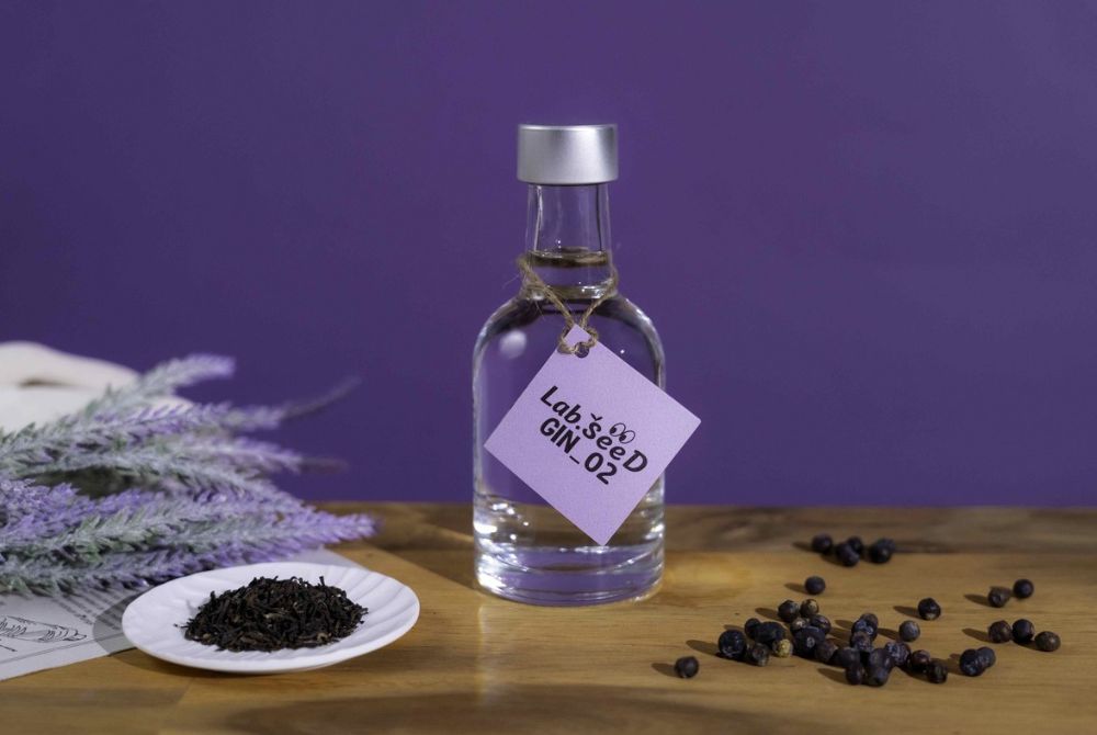 1008_大吉嶺紅茶 薰衣草的異國港都香氣！白鶴酒造發表「Lab. SeeD GIN_02」1.jpg