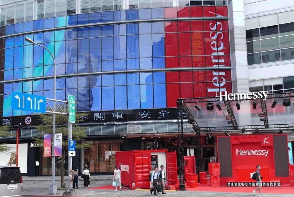 1019_Hennessy Artistry 暌違多年回歸 軒尼詩「融音之境」快閃登場信義街頭1.jpg