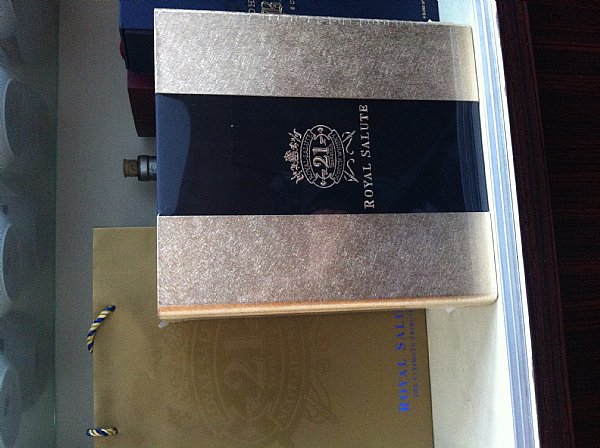 請問皇家禮炮21 掀蓋式木盒裝的那種 現在要多少?? :::P9品酒網:::