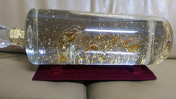 玉山金黄金高梁 八年陳高 1500ml 40度 金箔入 臺灣菸酒玉山金黃金高粱酒八年陳高禮盒(潛龍爭輝+飛鳳騰達）