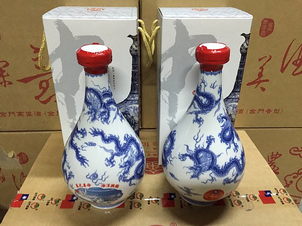 青花瓷瓶2個 A blue and white faceted vase, Yuan dynasty | 元青花花卉紋八