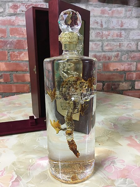 玉山金黃金高粱- 八年陳高(潛龍爭輝) :::P9品酒網:::