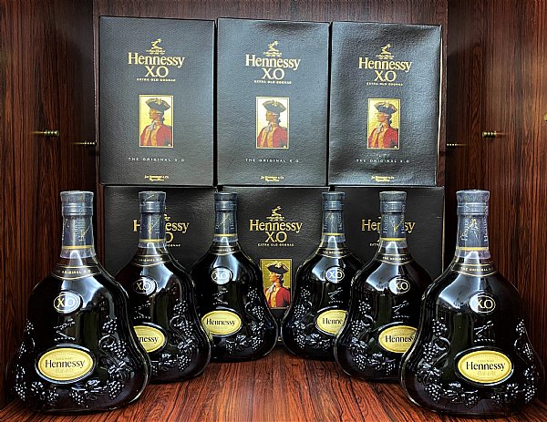 轩尼诗xo,40%,700ml,黑盒   瓶,彩盒   瓶,品相如图,9瓶合跑 36 k,含