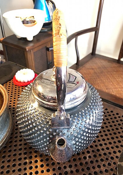 純銀製 藤手 玉霰打出 湯沸 銀瓶 煎茶道具 ☆】純銀製霰打湯沸大型銀瓶純銀刻印籐巻提手煎茶道具重量1297g