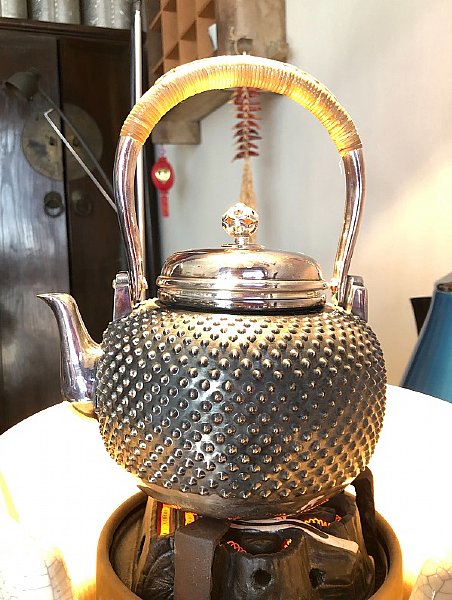 純銀 霰式御銀瓶 平安永壽齋謹製 774g 共箱 純銀 霰式御銀瓶 平安永壽齋謹製 774g 共箱