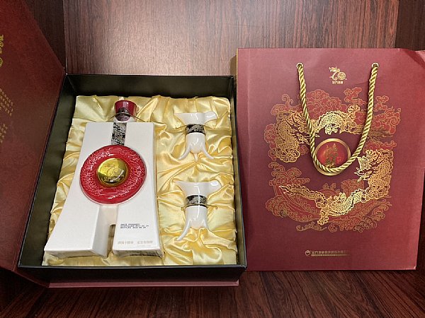 鴻龍御守酒 白酒 金門香型 56度 70周年記念ボトル 未開封 鴻龍御守酒 白酒 金門香型 56度 70周年記念ボトル 未