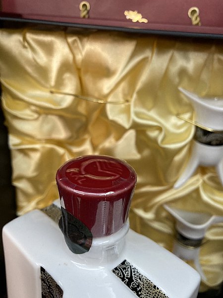 鴻龍御守酒 白酒 金門香型 56度 70周年記念ボトル 未開封 鴻龍御守酒 白酒 金門香型 56度 70周年記念ボトル 未開封 - メルカリ