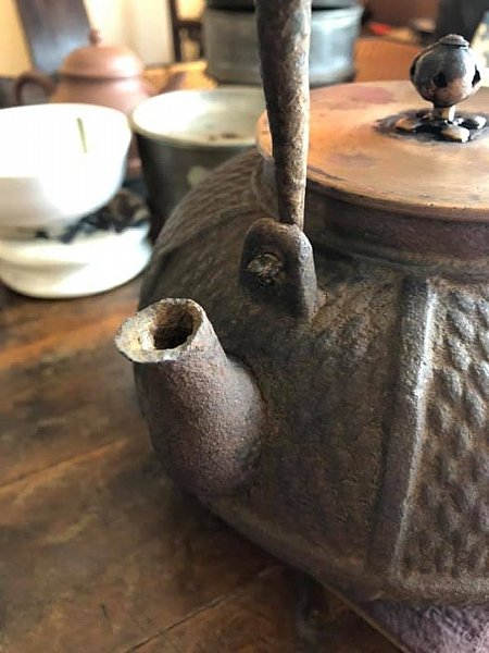 茶壺，煎茶道具，「晴壽堂造」在銘，時代物。 鉄瓶 銘有り 在銘 正寿堂造 桜花紋筒形 茶道具 煎茶道具 急須