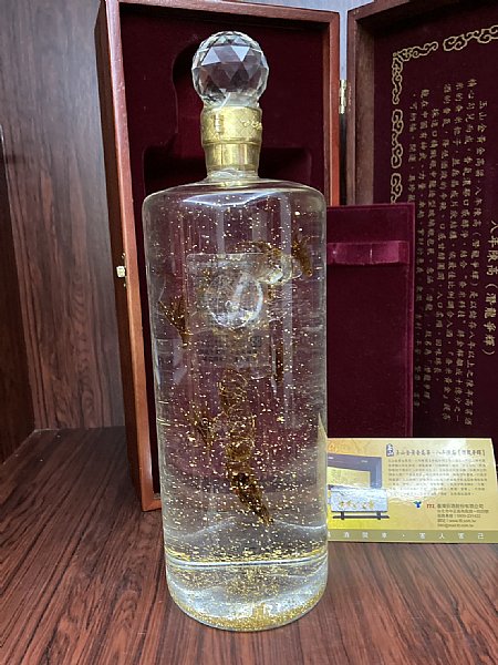 中国古酒　中国酒玉山金 黄金高粱 八年陳高潜龍争輝　未開栓品 中国古酒 中国酒玉山金 黄金高粱 八年陳高潜龍争輝 未開栓品