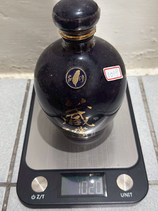 馬祖陳年大麯。東引76國慶。藏嚐久酒。玉山珍藏陳高。玉山老窖。好彩頭